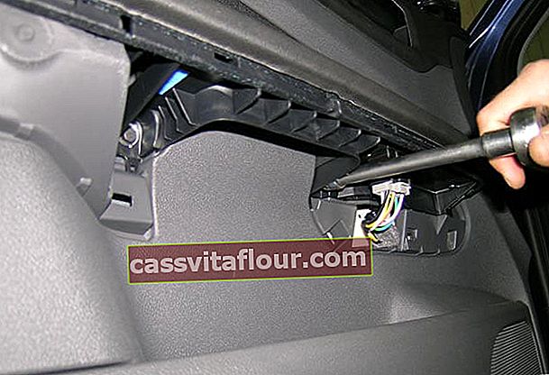 Развиване на закрепването на облицовката на предната врата Ford Focus II