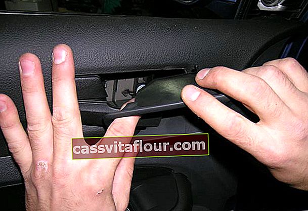 demontáž obložení rukojeti Ford Focus II