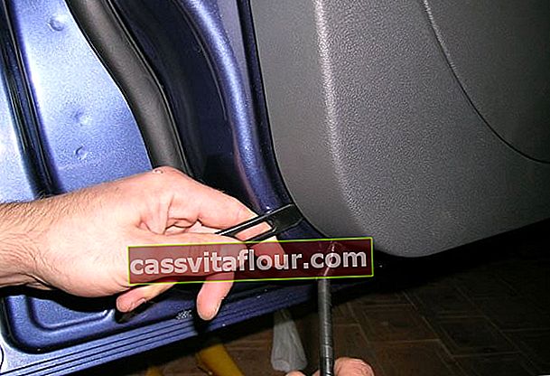 Odstranitev obloge prednjih vrat Ford Focus 2