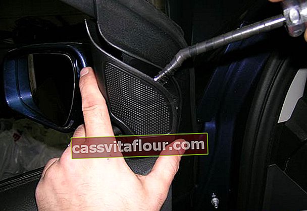 Usuwanie siatki ochronnej głośnika wysokotonowego w Fordzie Focus II