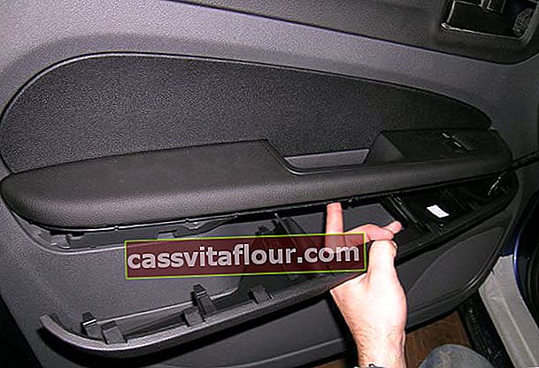 Demontáž loketní opěrky předních dveří Ford Focus 2