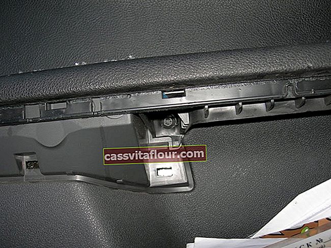 mocowanie listwy drzwi przednich Ford Focus 2