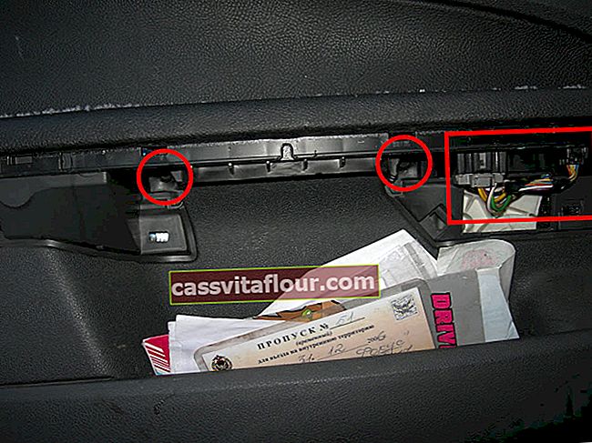 кріплення обшивки передніх дверей Ford Focus 2
