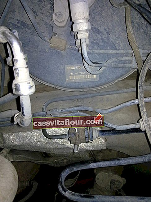 Odstranitev glavnega cilindra sklopke na Ford Focus 2