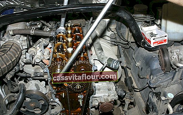 Odšroubování řetězového kola vačkového hřídele motoru Suzuki