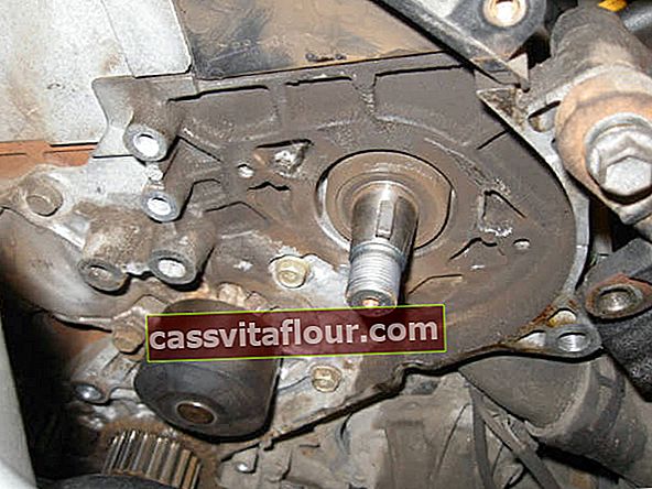 demontáž řemenice vstřikovacího čerpadla na Toyota Corolla e11
